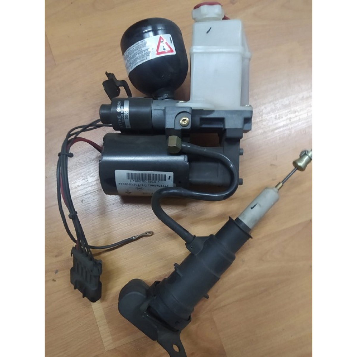 ELEKTROHİDROLİK DEBRİYAJ POMPA SETİ 7700101561 TWINGO