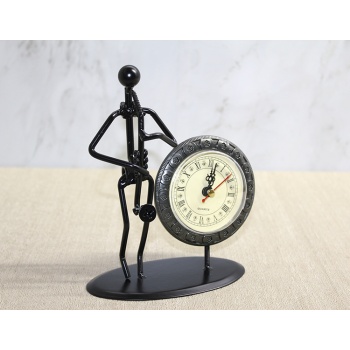 Metal Saatli Saksafon Çalan Müzisyen