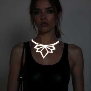 Beyaz Reflektörlü Lotus Choker Kolye, Şık Lazer Kesim Kolye - APFT1416