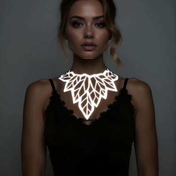 Beyaz Reflektörlü Büyük Yaprak Choker Kolye, Tarz Lazer Kesim Kolye - APFT1417