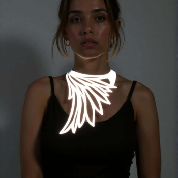 Beyaz Reflektörlü Büyük Kuş Kanadı Choker Kolye, Tarz Lazer Kesim Kolye - APFT1418