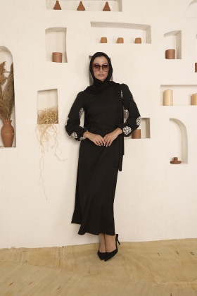 Çiçek Desenli Şifon Kollu Siyah Krep Elbise