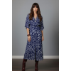 Kadın Lacivert Desenli Bürümcük Kumaş Kruvaze Yaka Yarasa Kol Önden Yırtmaçlı Uzun Midi Elbise