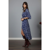Kadın Lacivert Desenli Bürümcük Kumaş Kruvaze Yaka Yarasa Kol Önden Yırtmaçlı Uzun Midi Elbise