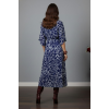 Kadın Lacivert Desenli Bürümcük Kumaş Kruvaze Yaka Yarasa Kol Önden Yırtmaçlı Uzun Midi Elbise