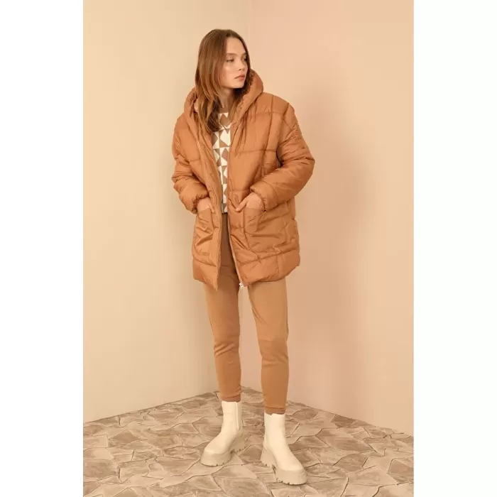 Astarlı Kapitone Kumaşlı ve Kapüşonlu Uzun Kollu Bol Kadın Taba Mont 