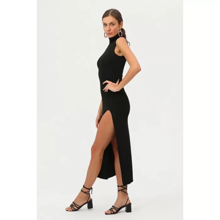 Kadın Siyah Boğazlı Kolsuz Yırtmaçlı Maxi Elbise