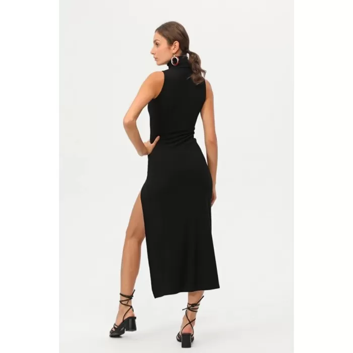 Kadın Siyah Boğazlı Kolsuz Yırtmaçlı Maxi Elbise