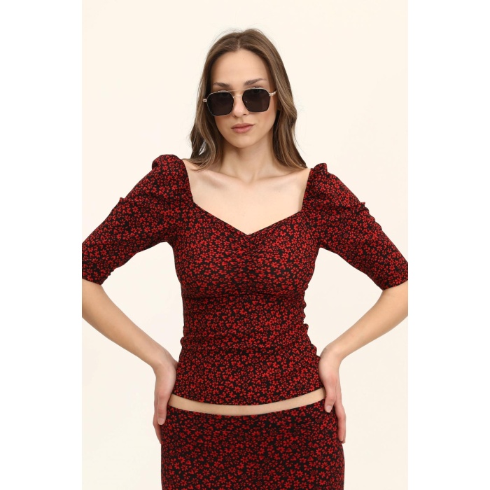 Kırmızı Çiçek Desenli Kalp Yaka Büzgülü Bluz