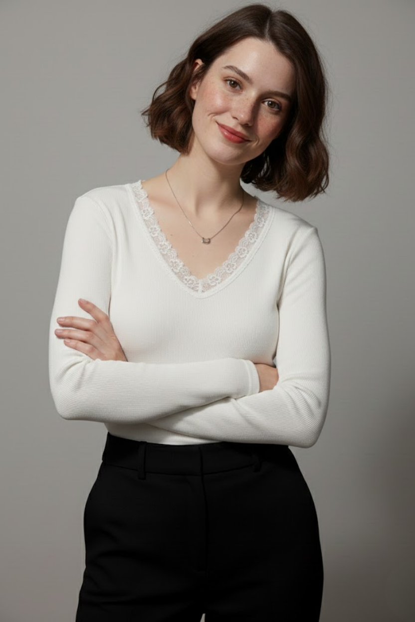 Kadın Beyaz Pamuklu Kaşkorse Dantelli V Yaka Ön Arka Dekolteli Slim Fit Esnek Bluz