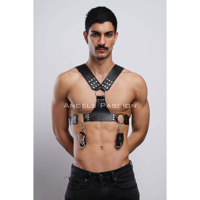 Kelepçeli Erkek Göğüs Harness Deri Erkek Fantezi Harness Kelepçeli Erkek Harness