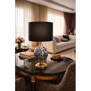 Luxury Pirinç Seramik Abajur 50 cm – El Yapımı Lacivert Desenli, Siyah Şapkalı Masa Lambası