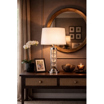 Atelier Prisma Cam Gövdeli Modern Abajur – Krom Detaylı, Krem Şapkalı Dekoratif Masa Lambası