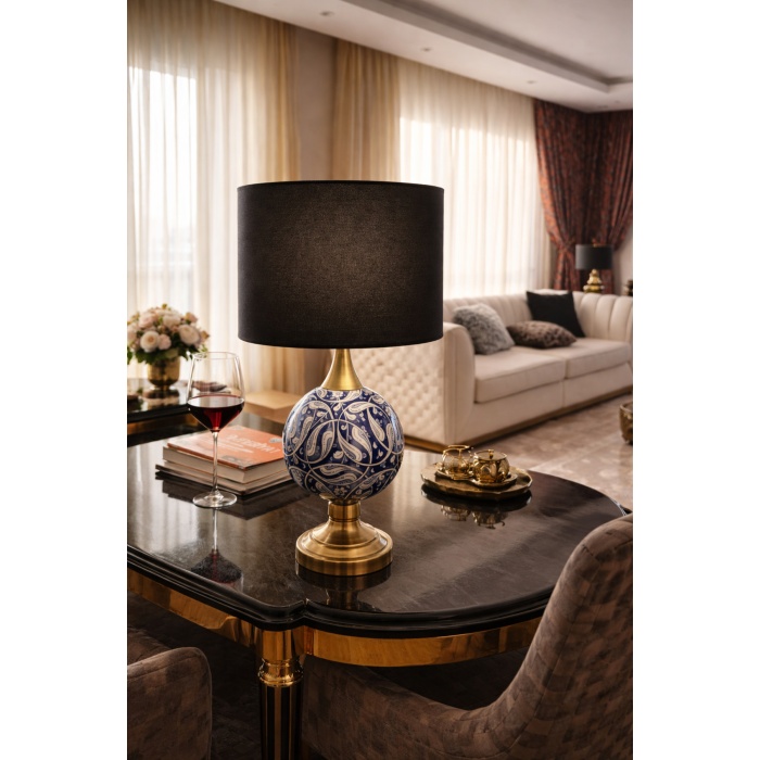 Luxury Pirinç Seramik Abajur 50 cm – El Yapımı Lacivert Desenli, Siyah Şapkalı Masa Lambası