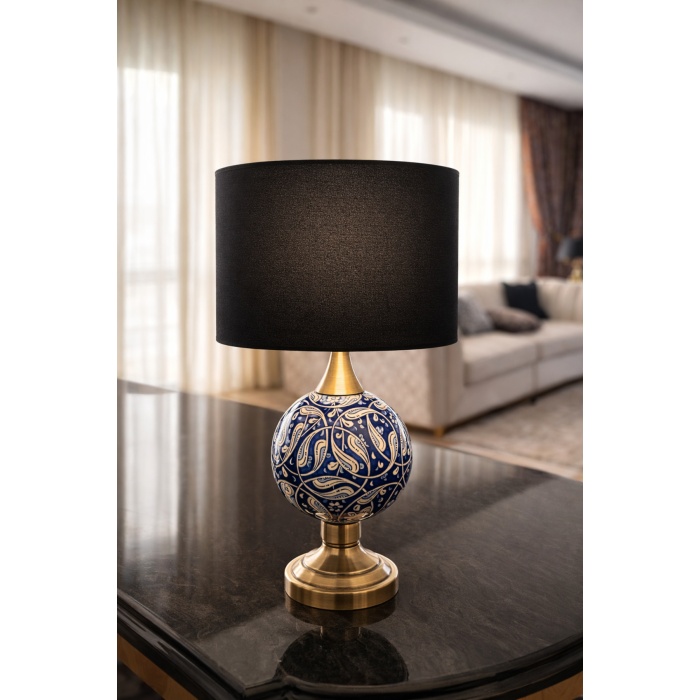 Luxury Pirinç Seramik Abajur 50 cm – El Yapımı Lacivert Desenli, Siyah Şapkalı Masa Lambası