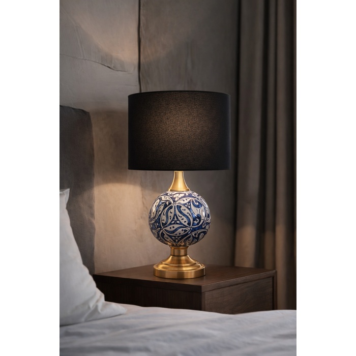Luxury Pirinç Seramik Abajur 50 cm – El Yapımı Lacivert Desenli, Siyah Şapkalı Masa Lambası