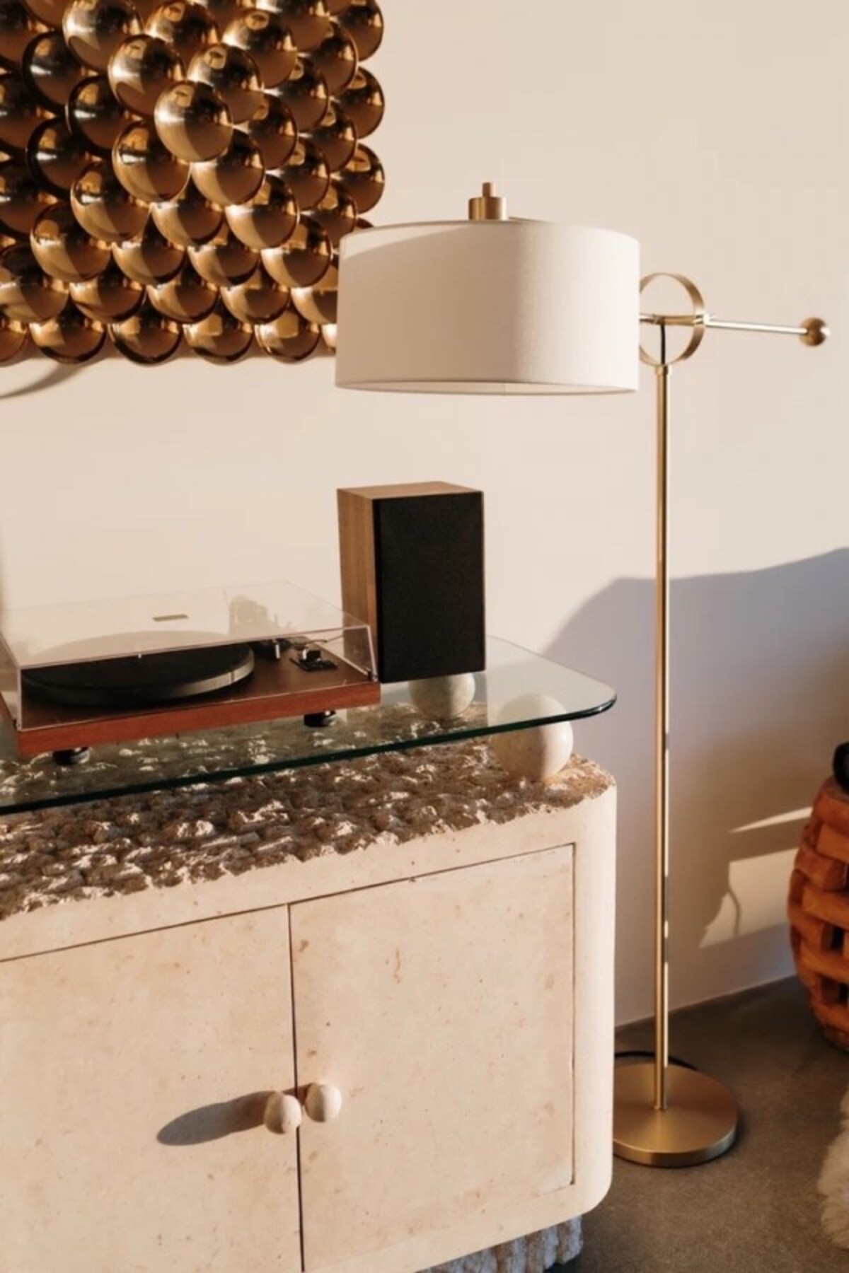 Atelier Libra Modern Gold Lambader – Beyaz Keten Şapkalı Metal Gövde Salon & Otel Aydınlatması