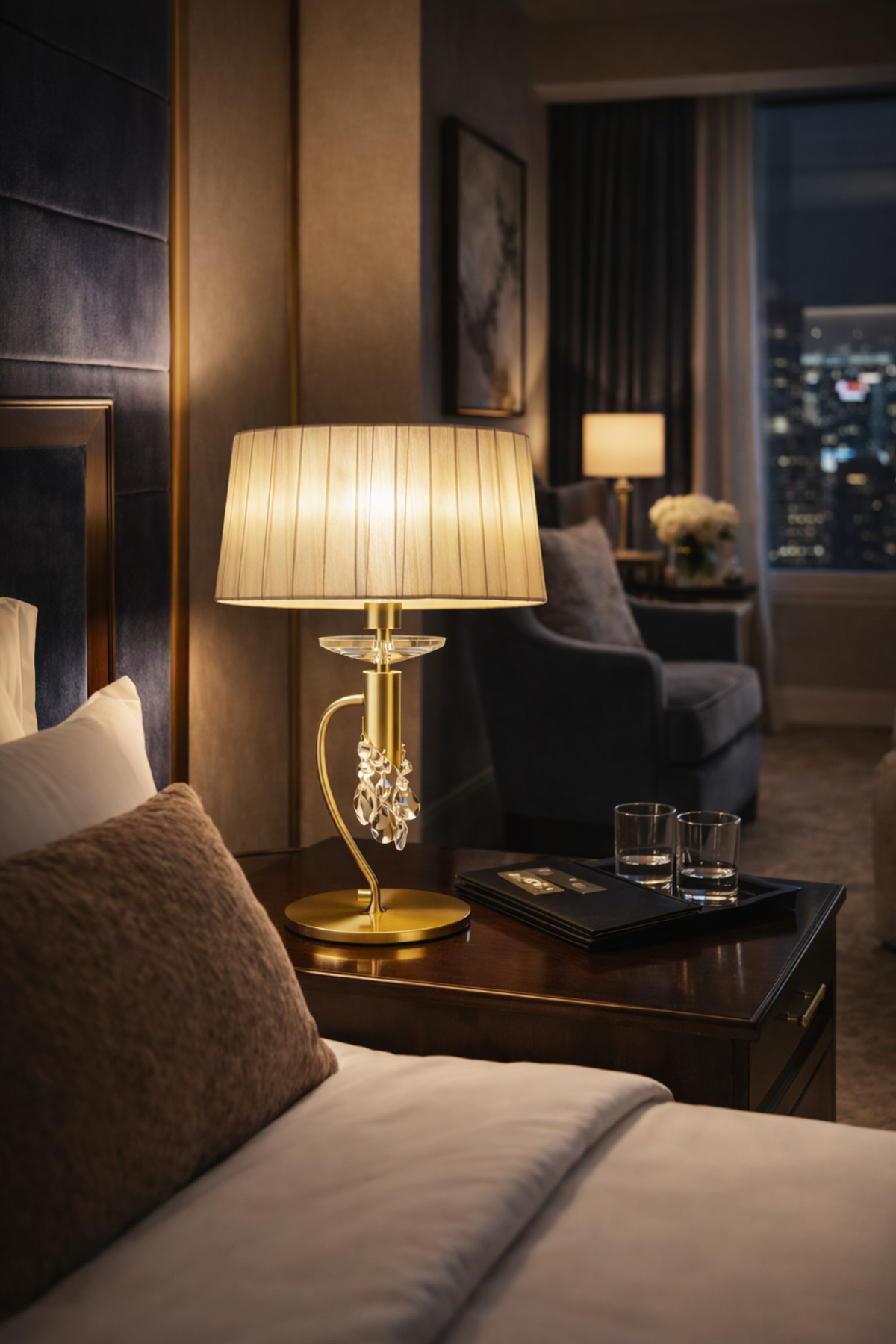 Art Deco Gold Kristal Masa Lambası – Pirinç Gövdeli Modern Salon Abajuru ÉCLAT