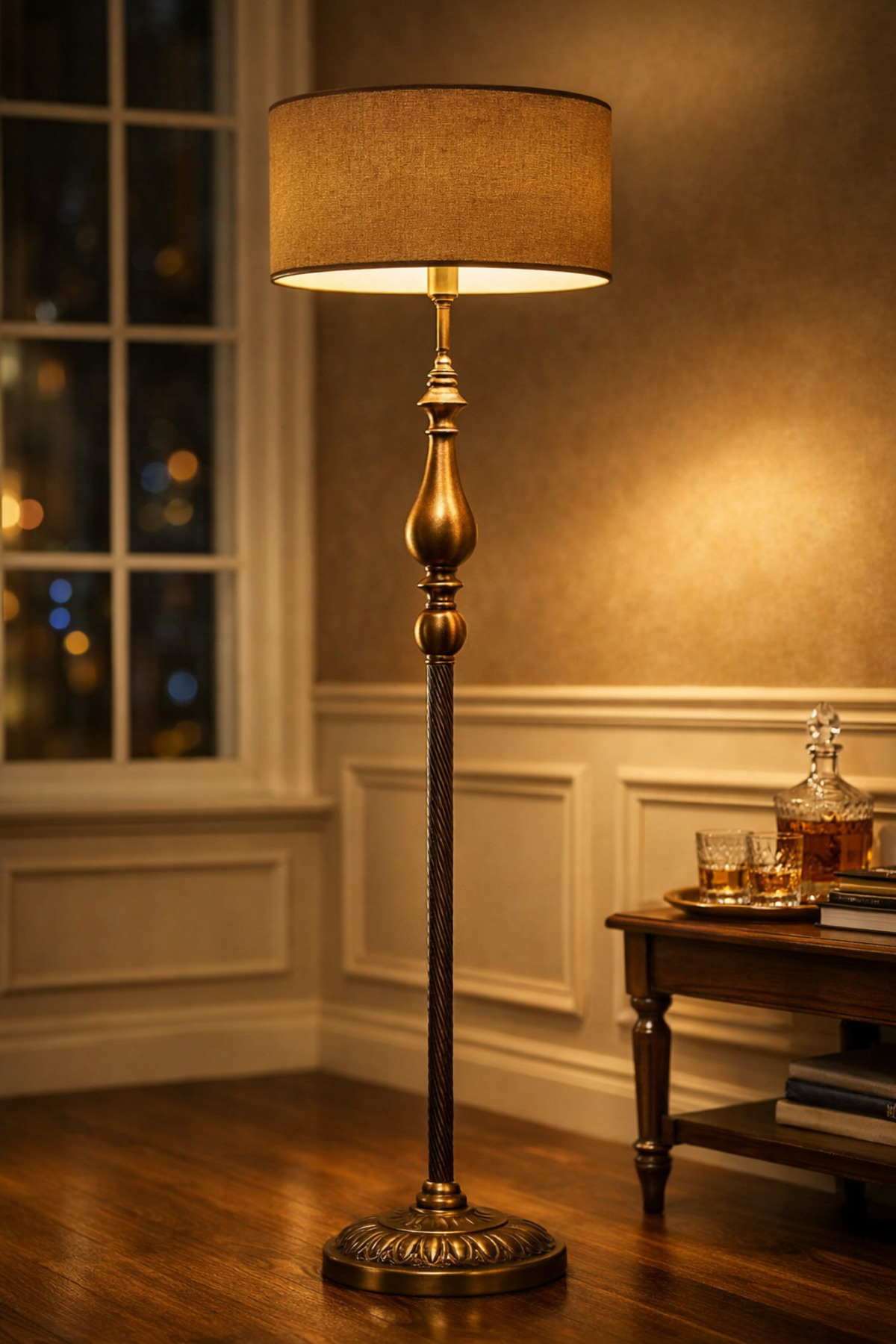 Atelier Bronze Gövdeli Klasik Lambader – Çuval Dokulu Bej Şapkalı Dekoratif Salon Lambası