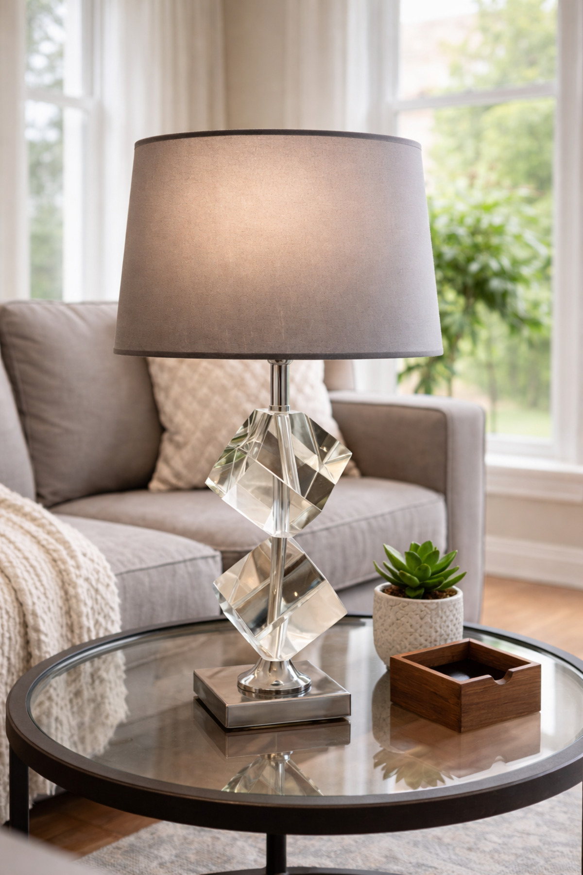 Atelier Crystal Cube Modern Abajur – Cam Küp Gövdeli Krom Metal Dekoratif Salon Masa Lambası