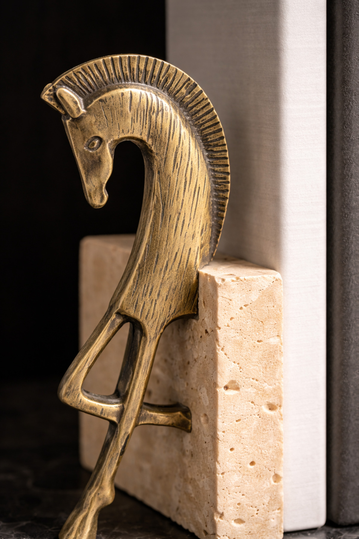 Troya Traverten At Figürlü Kitap Tutucu – Eskitme Dekoratif Bookend Seti Ofis & Salon Raf Aksesuarı