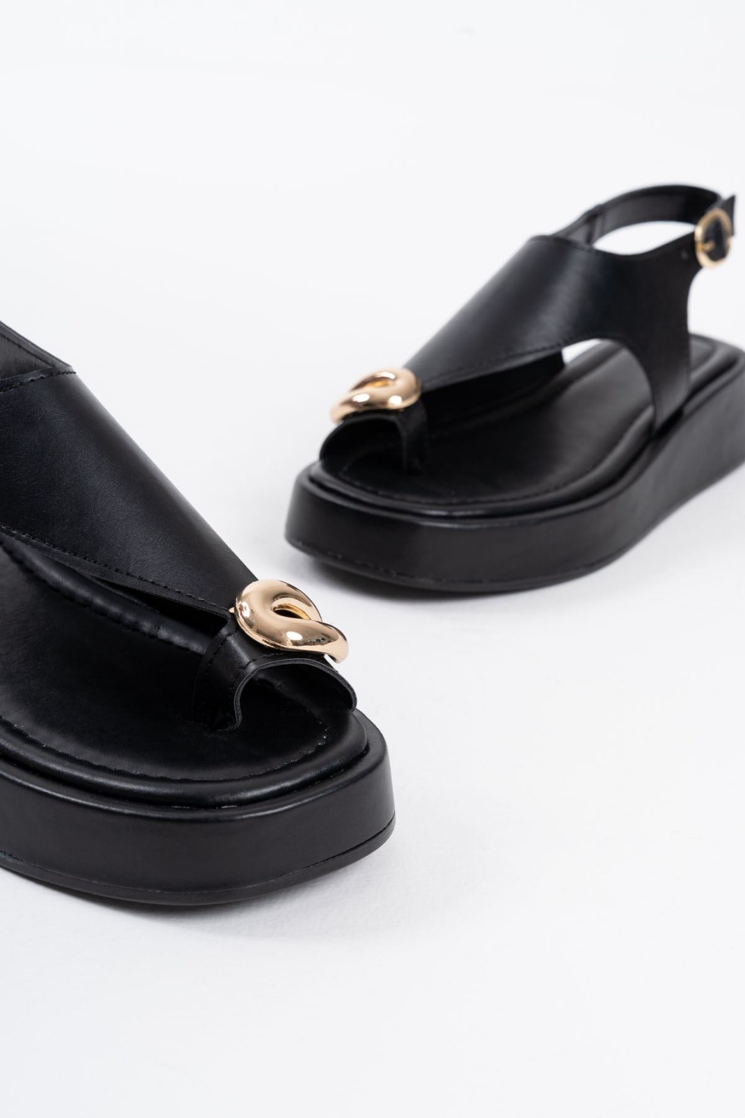 Milena Siyah Cilt Toka Detaylı Sandalet