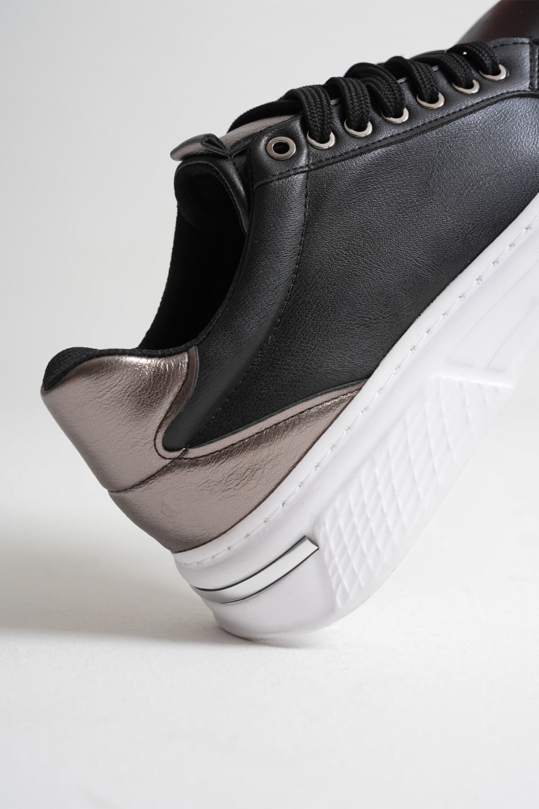 Vega Platin Detaylı Siyah Kadın Spor Ayakkabı