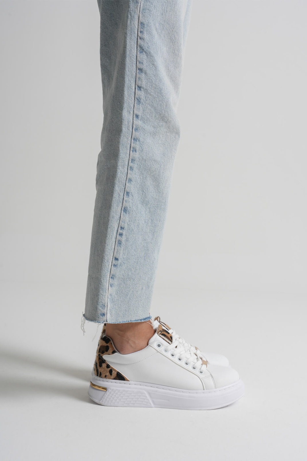 Vega Leopar Detaylı Beyaz Kadın Spor Ayakkabı