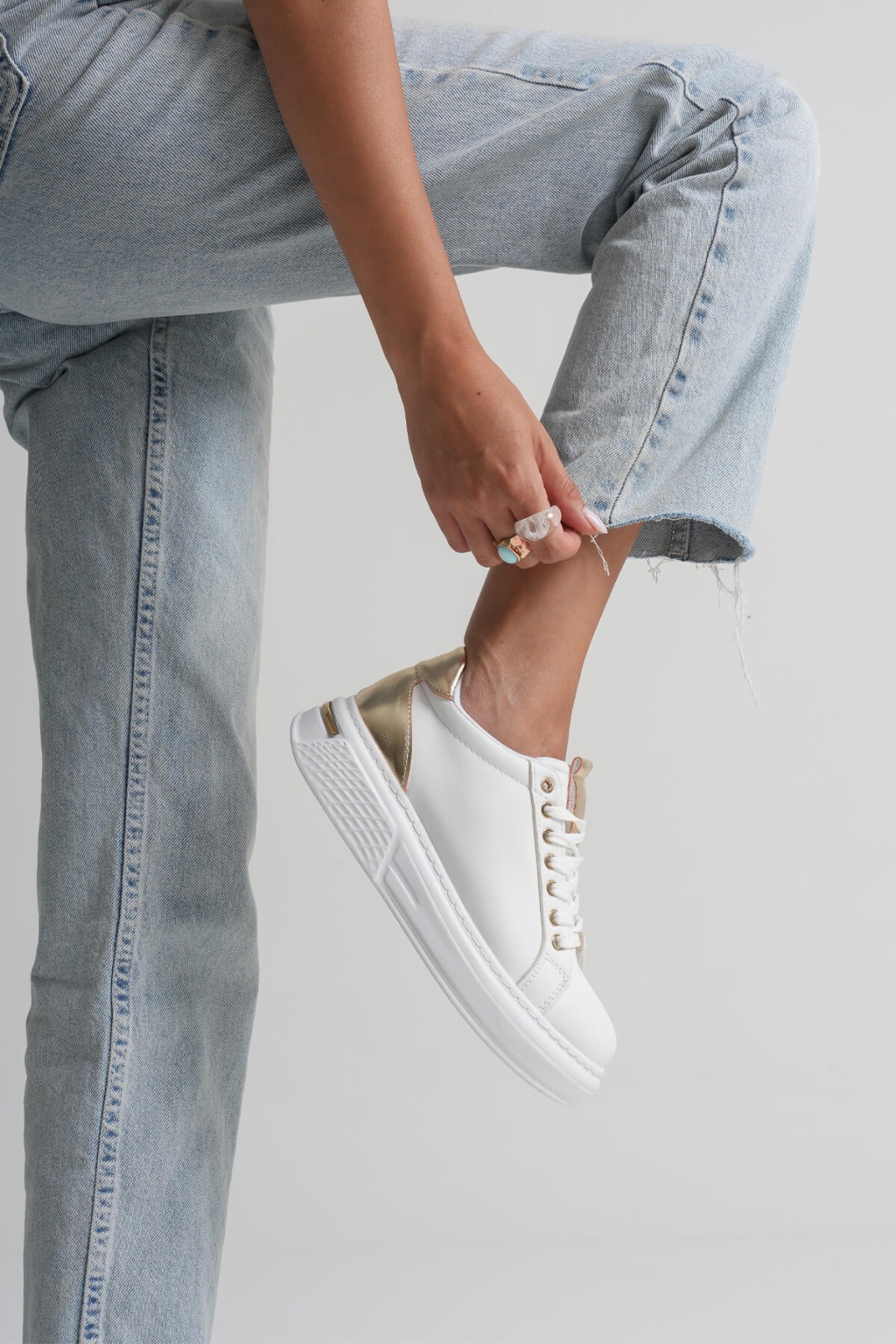 Vega Altın Detaylı Beyaz Kadın Spor Ayakkabı