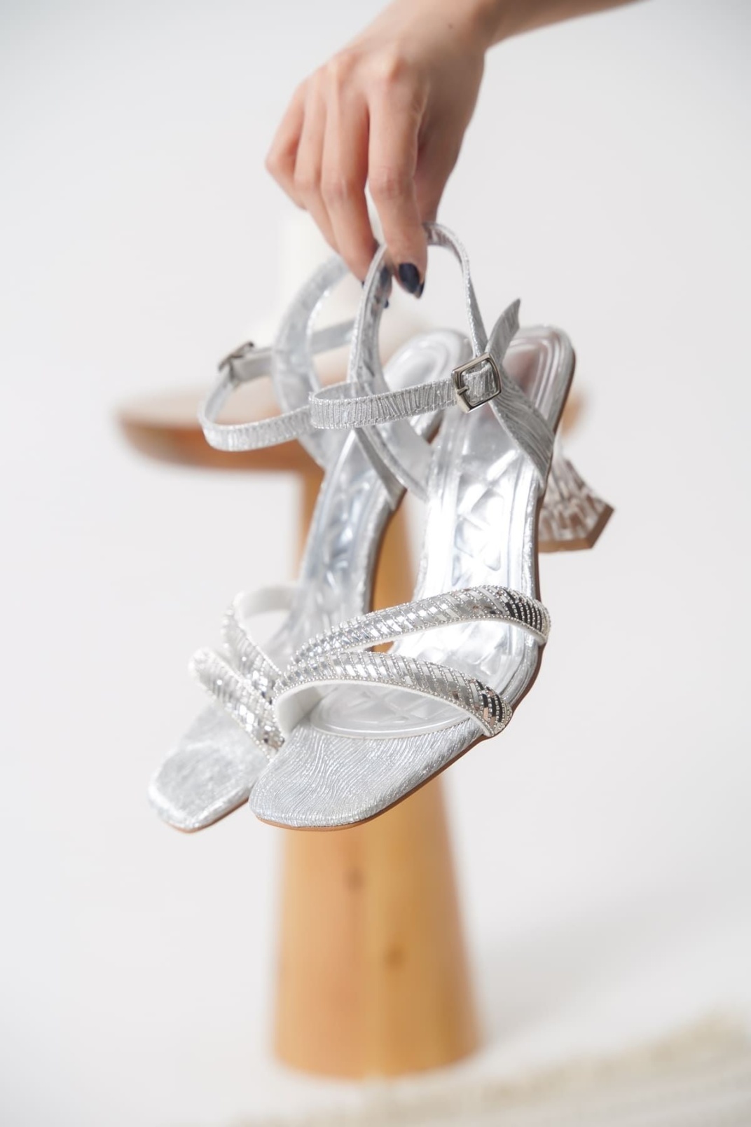 Kendy Gümüş Taşlı Kadın Topuklu Sandalet