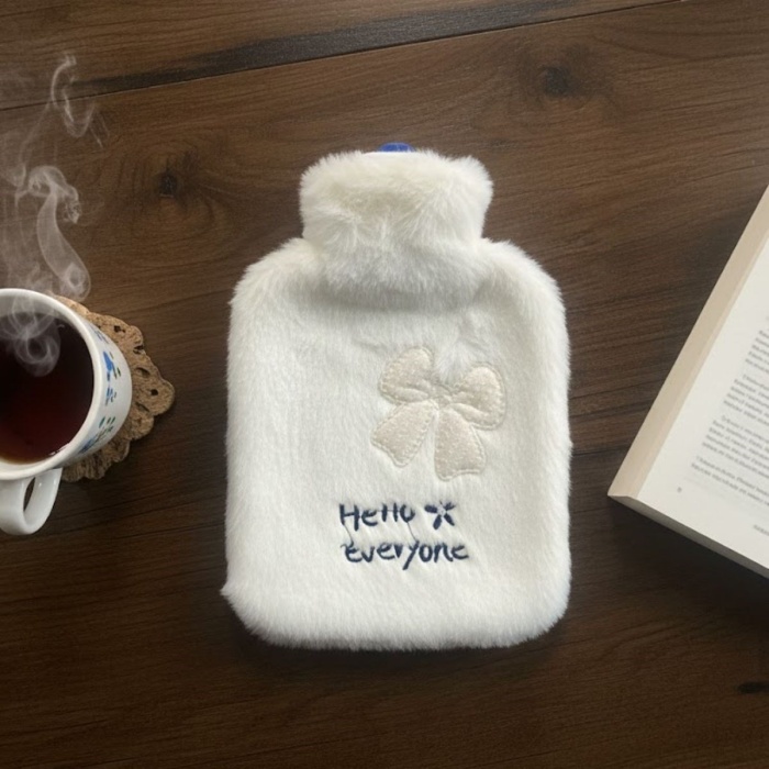 Hello Everyone Yazılı Kurdeleli Beyaz Peluş Sıcak Su Torbası 1 Lt – Yumuşak Kılıf, Uzun Süre Sıcak Tutan Termal Su Torbası (5460)