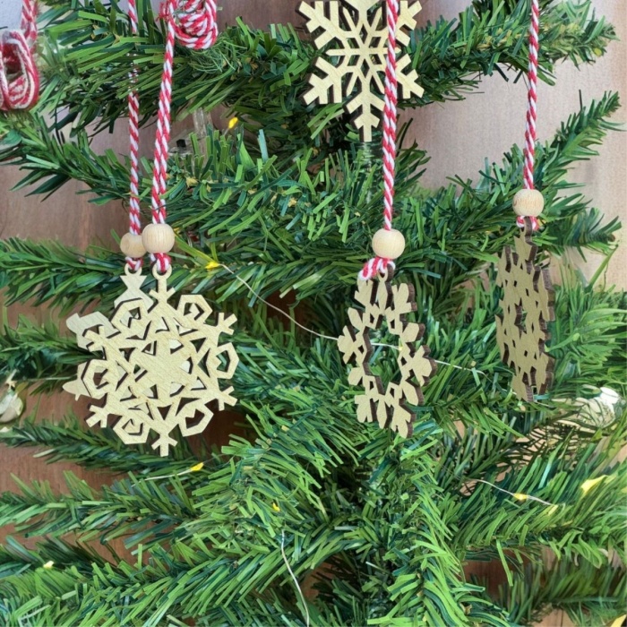 Pilli Peri Ledli 6 Parça Kırmızı Beyaz İpli Kar Tanesi Model Ahşap Yılbaşı Ağaç Süsü (5460)