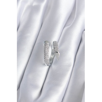 Pirinç Gümüş Renk Zirkon Taşlı Çivi Model Kadın Yüzük -