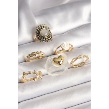 Pirinç Gold Renk Beyaz Gül Figür Kalp İşlemeli Sarmal Detay 6Lı Kadın Yüzük Seti -