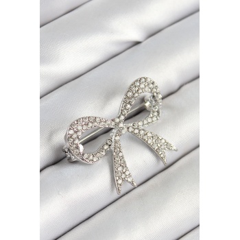 Üzeri Zirkon Taşlı Fiyonk Figürlü Gümüş Renk Kadın Broş - Lisinya