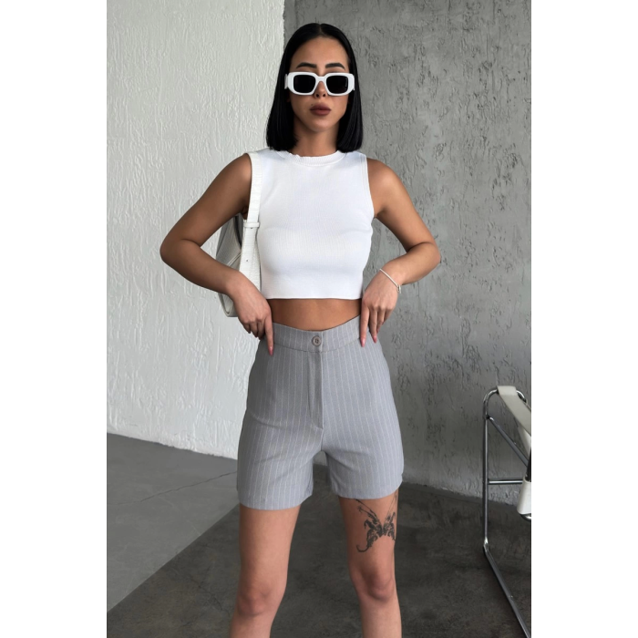 Zarif ve Şıklığı Bir Arada Sunan Yüksek Bel Krep Esnek Çimalı Çizgili Şort Gri