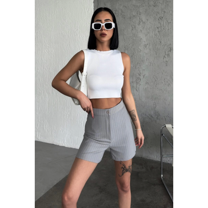 Zarif ve Şıklığı Bir Arada Sunan Yüksek Bel Krep Esnek Çimalı Çizgili Şort Gri