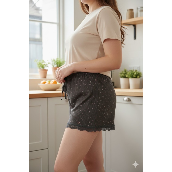 Düz Renk Mini Çiçek Desenli Penye Kadın Ev Şortu Bacak Dantel Detaylı Ev Giyim Siyah
