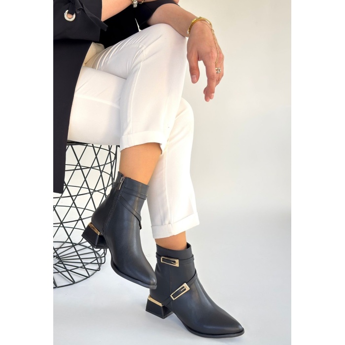 İnay Siyah Cilt Topuklu Bot - Lisinya