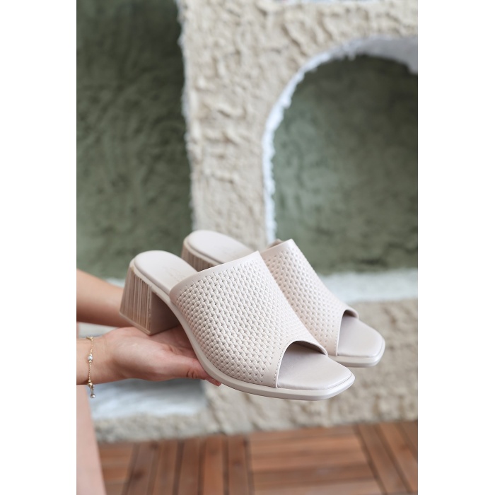 Zanna Bej Cilt Topuklu Terlik -