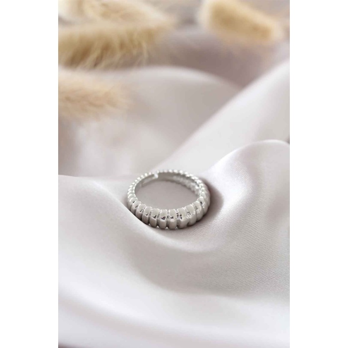 Gümüş Renk Ayarlamalı Burgu Kadın Yüzük