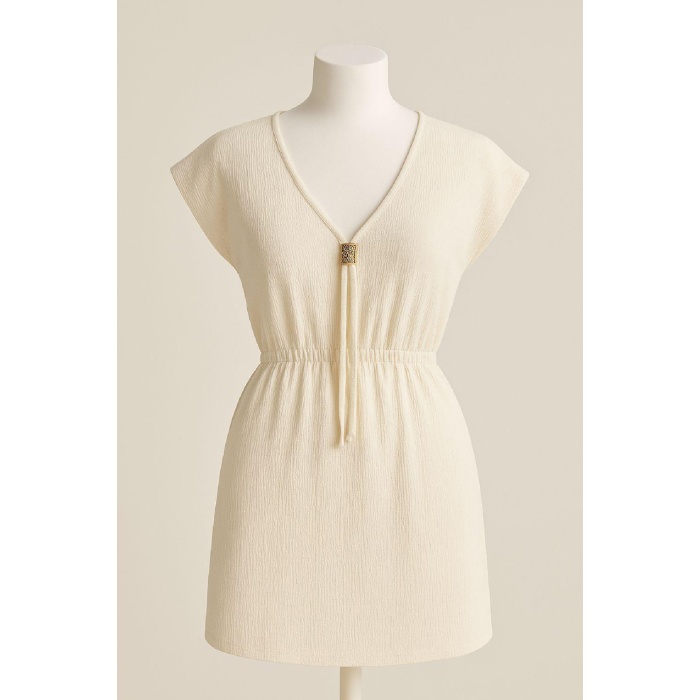 Kadın Beyaz Yanları Yırtmaçlı Tokalı V Yaka Mini Plaj Elbisesi – Şık, Rahat ve 4 Mevsim Kullanıma Uygun