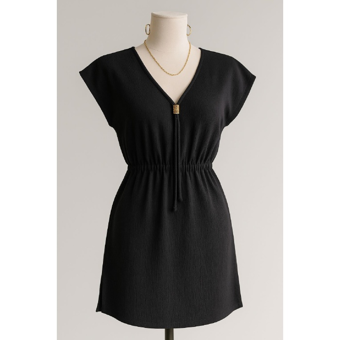 Kadın Siyah Yanları Yırtmaçlı Tokalı V Yaka Mini Plaj Elbisesi – Şık, Rahat ve 4 Mevsim Kullanıma Uygun
