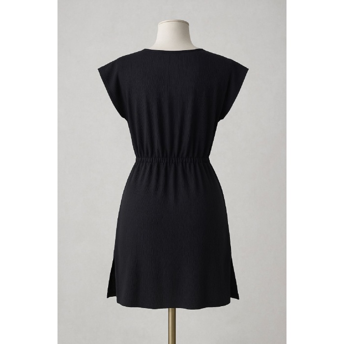 Kadın Siyah Yanları Yırtmaçlı Tokalı V Yaka Mini Plaj Elbisesi – Şık, Rahat ve 4 Mevsim Kullanıma Uygun