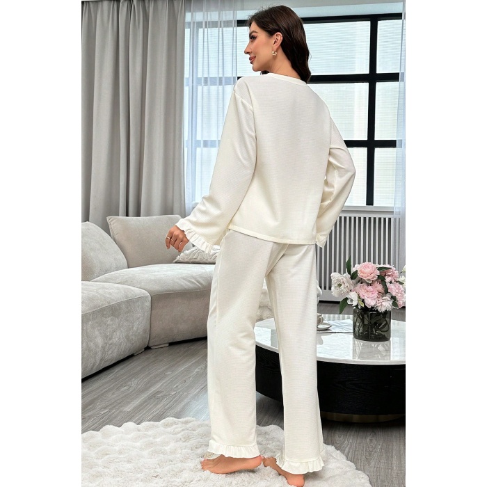 Kadın Beyaz Önden Bağlamalı Kolu ve Paçası Fırfır Detaylı Uzun Kollu Pijama Takımı – Rahat, Şık ve 4 Mevsim Kullanım