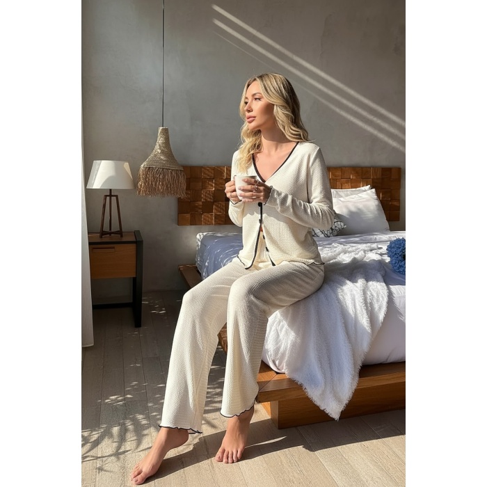 Kadın Beyaz Örme Kumaş V Yaka Düğmeli Rahat Şık Pijama Takımı