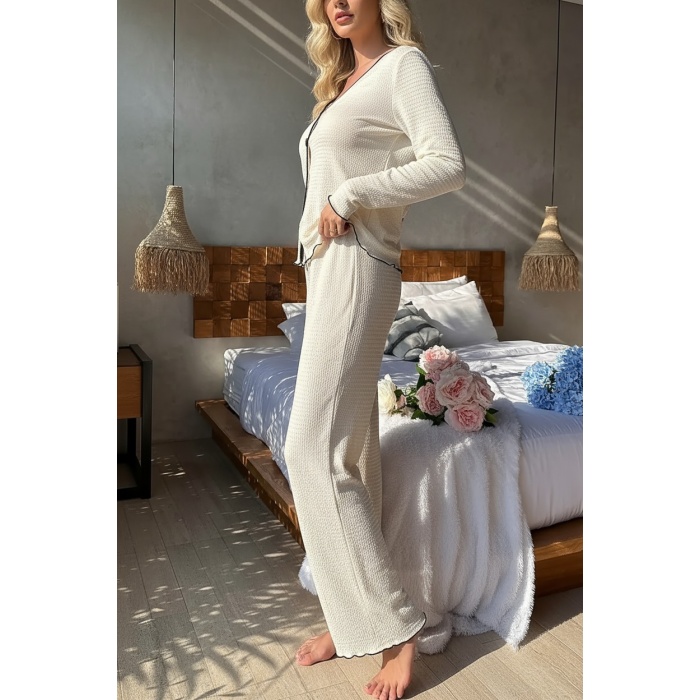 Kadın Beyaz Örme Kumaş V Yaka Düğmeli Rahat Şık Pijama Takımı