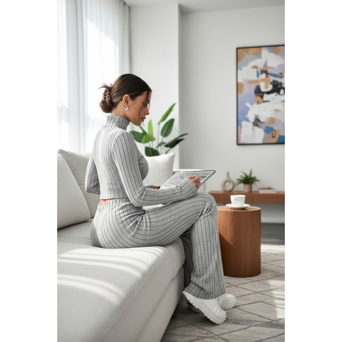 Kadın Gri Çizgili Boğazlı Crop Top ve Yüksek Bel Pantolon Takım