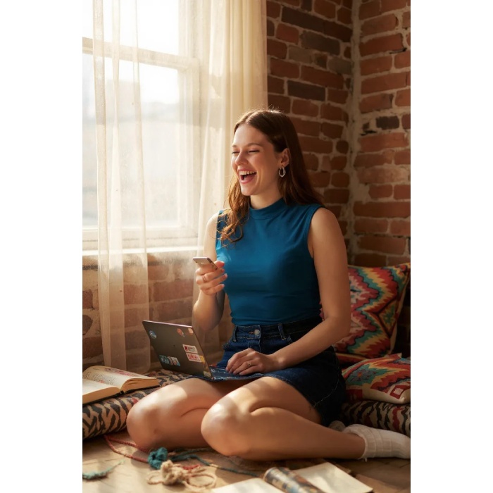 Kadın Mavi Kolsuz Balıkçı Yaka Basic Bluz