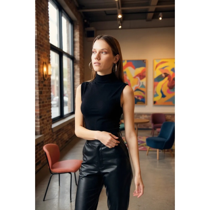 Kadın Siyah Kolsuz Balıkçı Yaka Basic Bluz